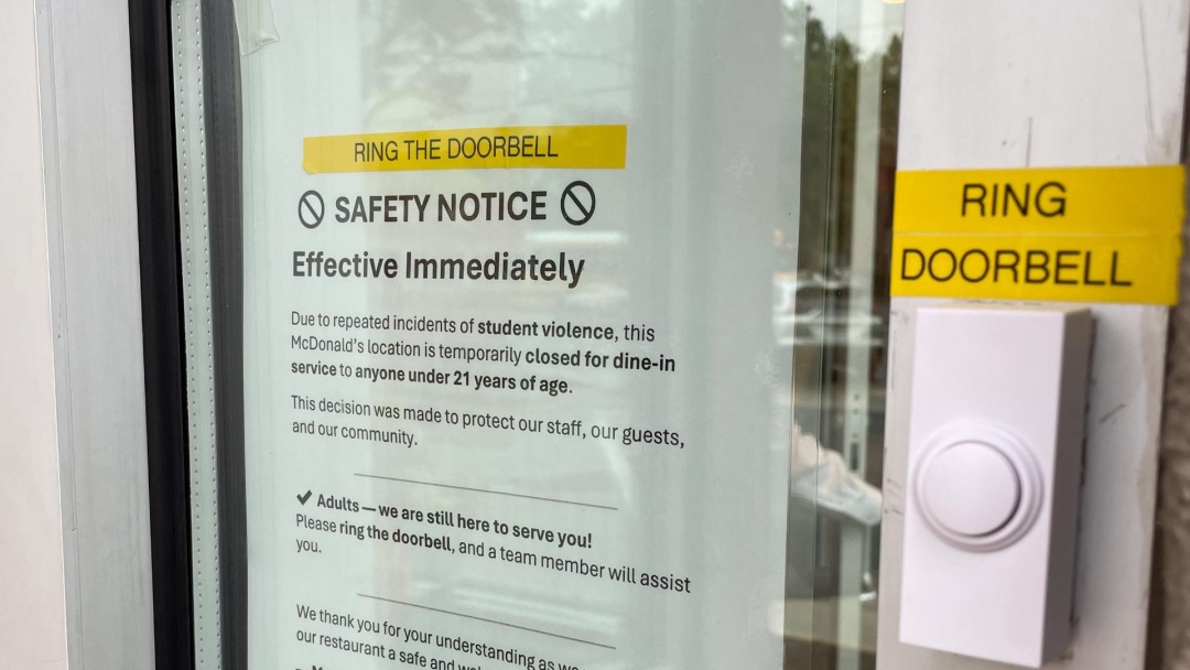美国一麦当劳店要求21岁以下用餐家长要陪同，进门查身份证