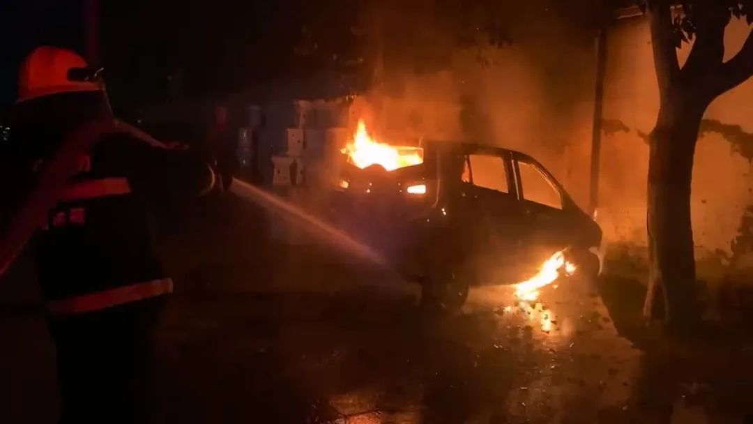 火灾警示宣传教育月丨天气炎热，如何防范爱车“上火”？