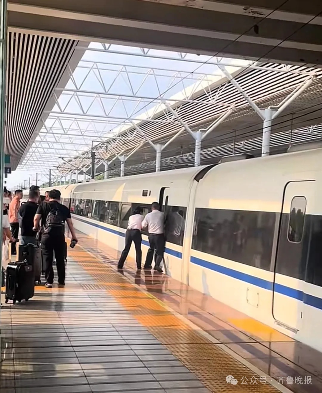 高铁启动女乘客突然冲出被门夹住！工作人员将其推回车厢！