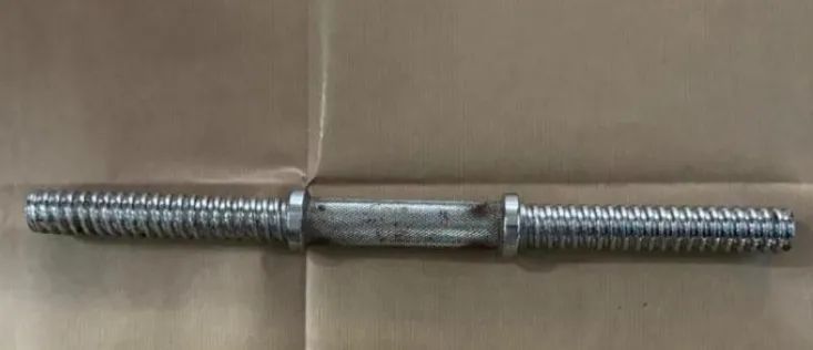 新加坡一男子抢劫未遂，用铁棒打伤老太太和女佣，面临20年监禁