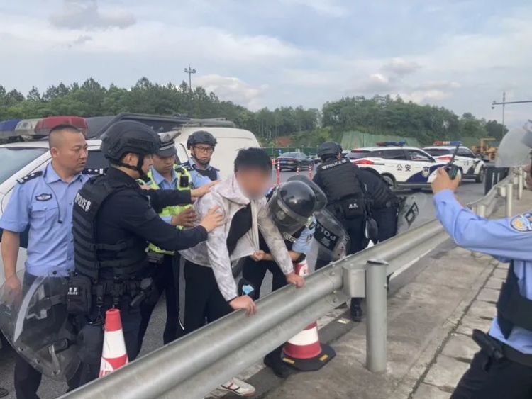 杭州一老股民差点“赔大了”!警方连夜追回23万元现金 杭州一老股民差点“赔大了”!警方连夜追回23万元现金