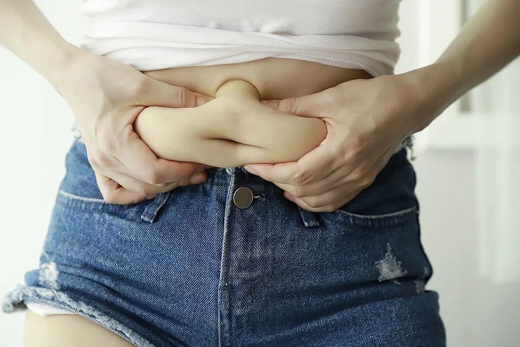 快停下!这几种不经意的小习惯,让你比别人更容易长小肚腩! 快停下!这几种不经意的小习惯,让你比别人更容易长小肚腩!