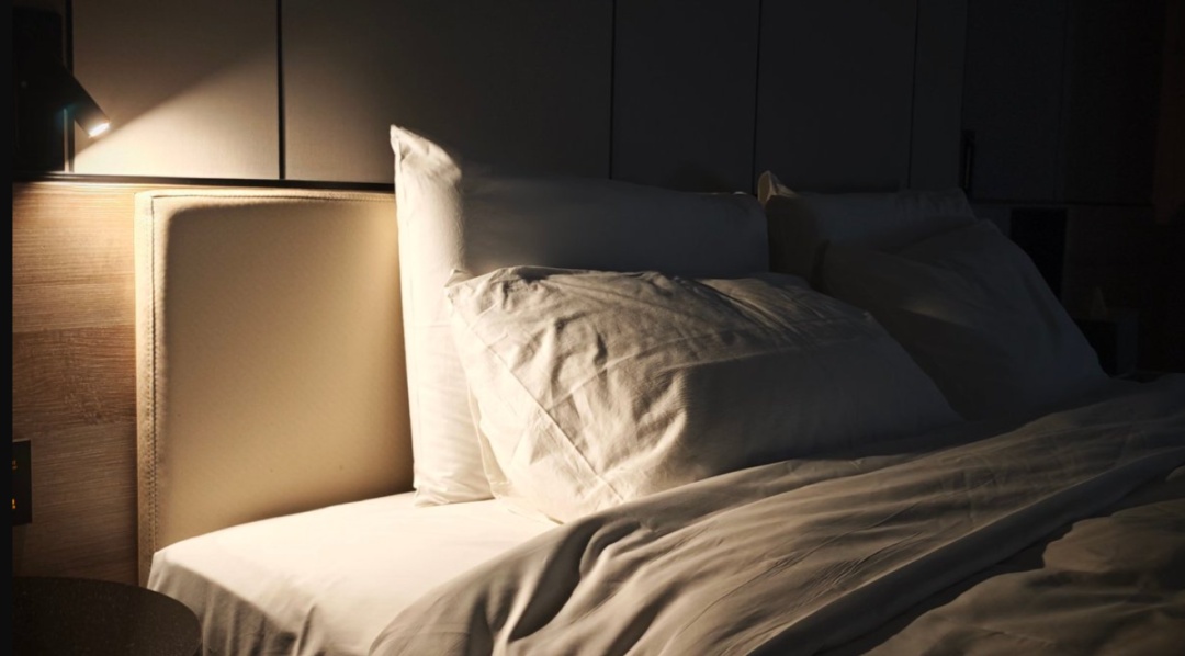 这样睡觉的人，血管更容易长斑块！别等血管堵了才后悔