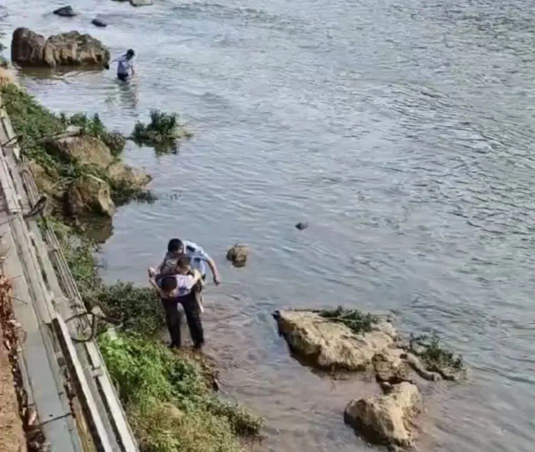 惊险!10岁男孩落水,湖南3名民辅警“生死接力”硬核救人...... 惊险!10岁男孩落水,湖南3名民辅警“生死接力”硬核救人......