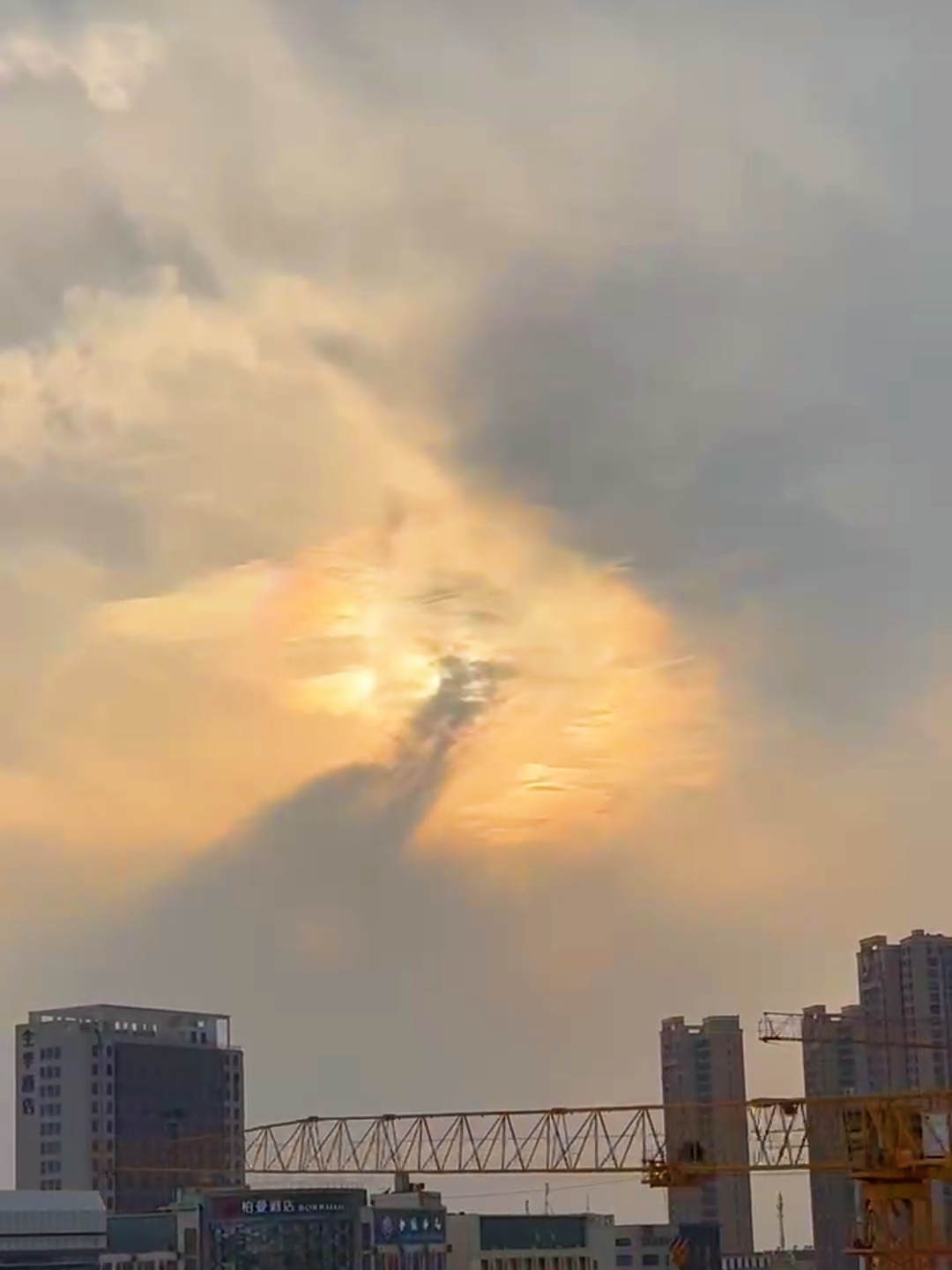 武汉天空惊现“七彩祥云” 武汉天空惊现“七彩祥云”