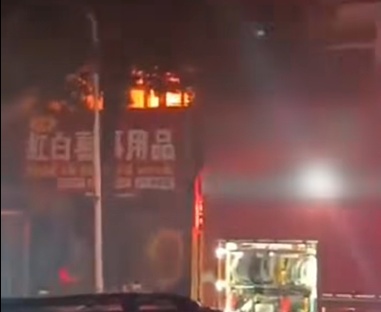 湖南一店铺凌晨起火，消防紧急救出一对母子！“下店上宅”式自建房如何防火？
