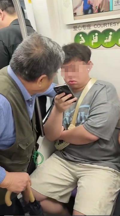 “我是给他上课”!地铁上老人拉拽不让座小伙,上海地铁回应 “我是给他上课”!地铁上老人拉拽不让座小伙,上海地铁回应