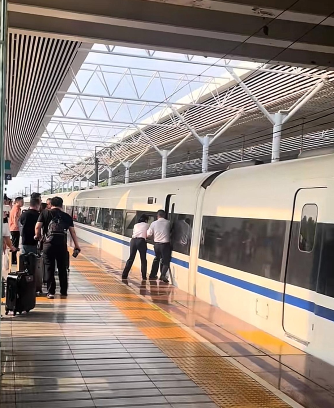 女乘客被高铁车门夹住，警方：她自称上错了车