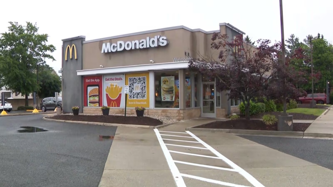 美国一麦当劳店要求21岁以下用餐家长要陪同，进门查身份证