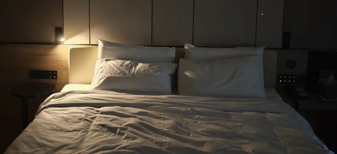 这样睡觉的人，血管更容易长斑块！别等血管堵了才后悔