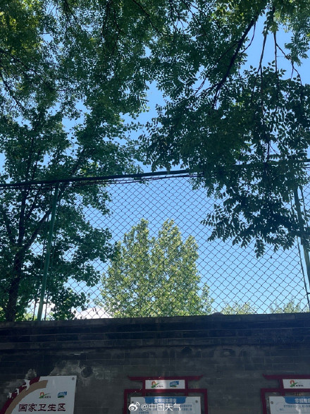 北京大风吹来了蓝天白云漫画天