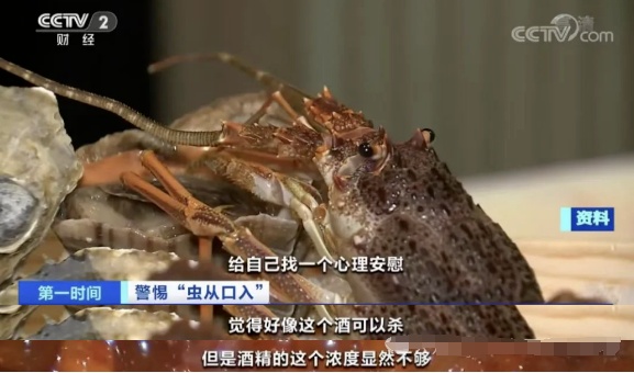女子吃生腌小龙虾，吃虾头画面惊呆网友，医生：不建议这么吃，严重可致癌