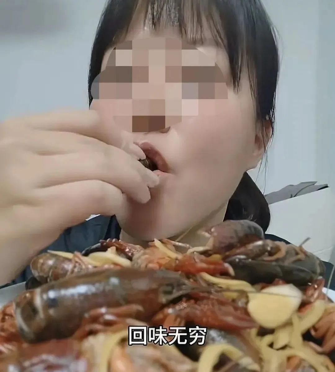 女子吃生腌小龙虾，吃虾头画面惊呆网友，医生：不建议这么吃，严重可致癌