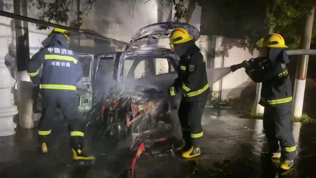 火灾警示宣传教育月丨天气炎热，如何防范爱车“上火”？