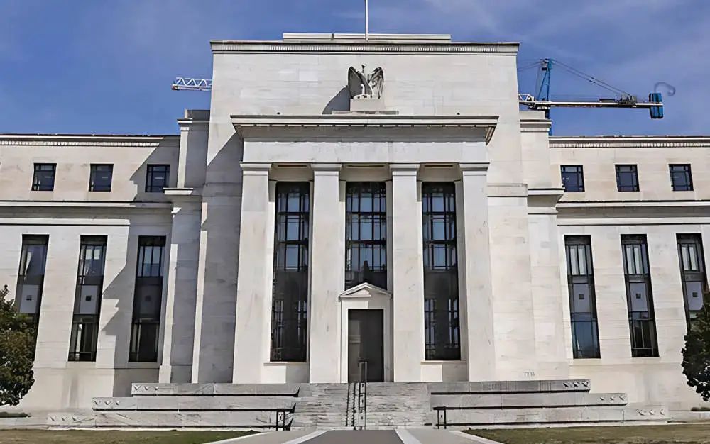 美联储计划裁员约10%！穆迪下调美国主权信用评级