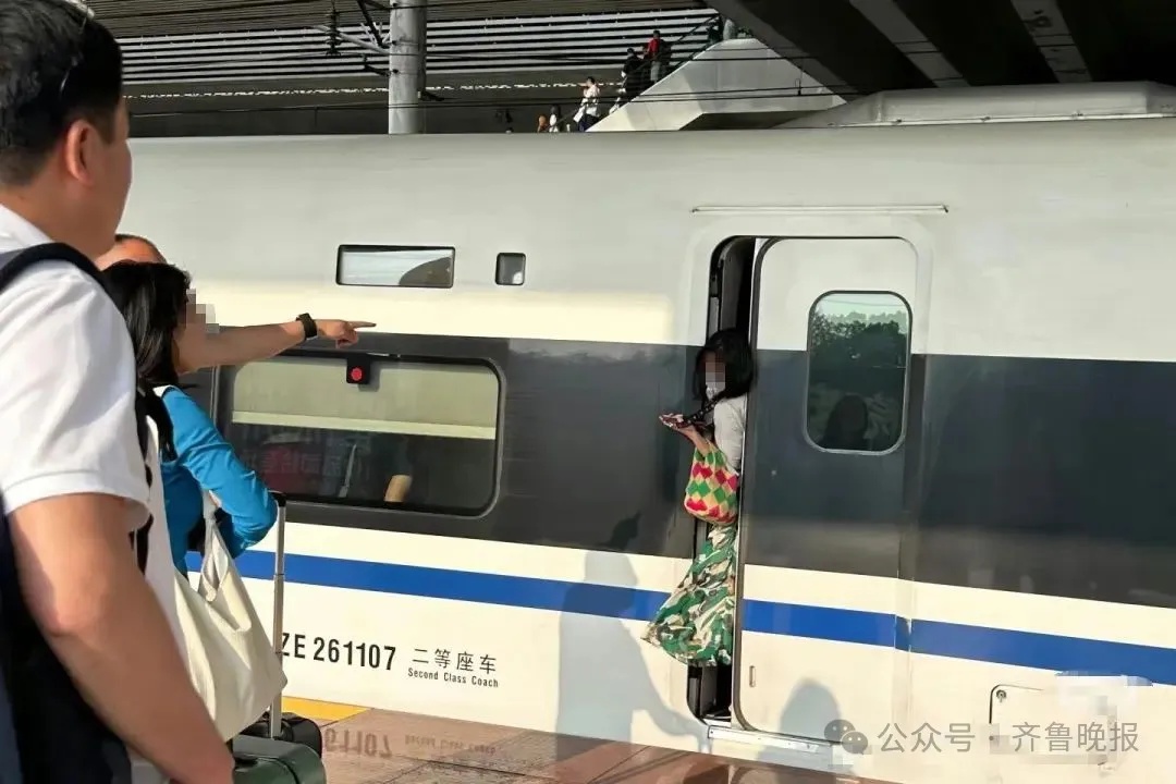 高铁启动女乘客突然冲出被门夹住！工作人员将其推回车厢！