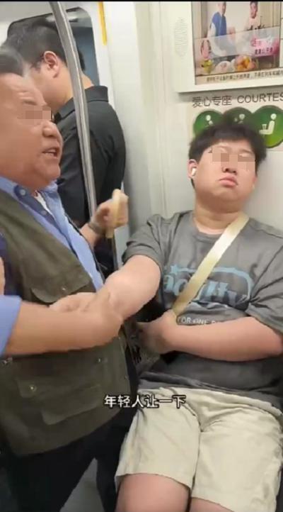 “我是给他上课”!地铁上老人拉拽不让座小伙,上海地铁回应 “我是给他上课”!地铁上老人拉拽不让座小伙,上海地铁回应