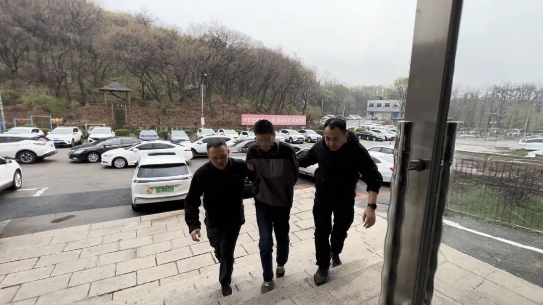 22年前鞍山父子在家遇害!两名凶手终于落网!作案时十八九岁… 22年前鞍山父子在家遇害!两名凶手终于落网!作案时十八九岁…