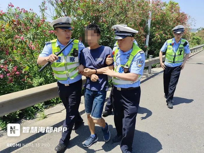 太危险！一男子突然跳车，并在高速公路上逆行！事发泉州往厦门高速......