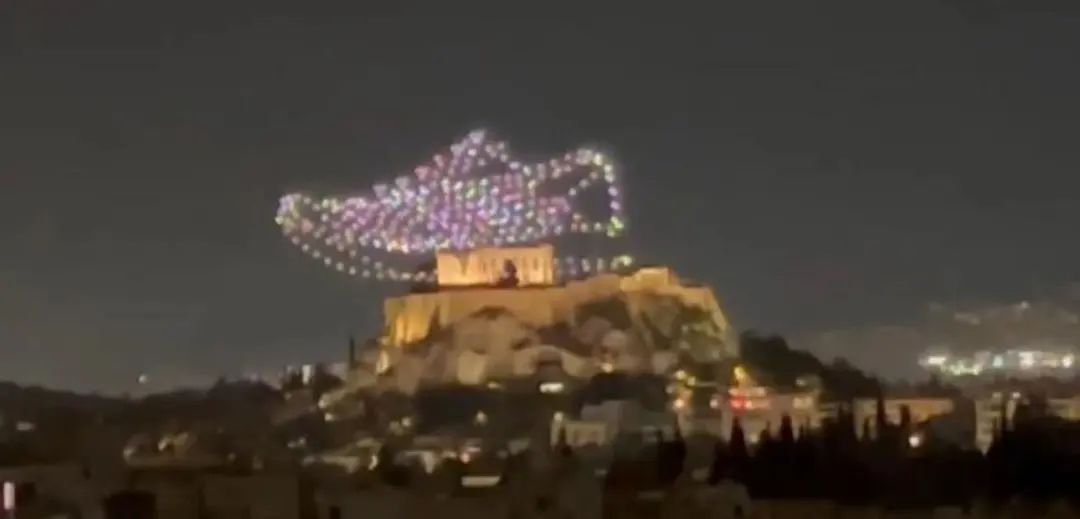雅典卫城上空现“巨鞋”,希腊下令紧急调查 雅典卫城上空现“巨鞋”,希腊下令紧急调查