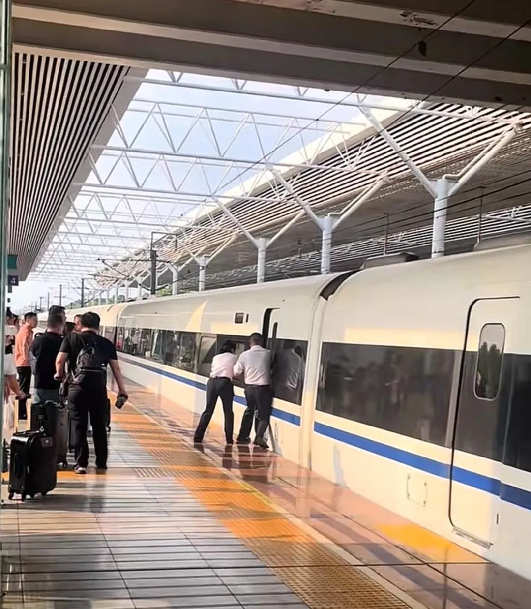 湖南株洲西站高铁即将发车，一女子突然冲出堵门……官方通报