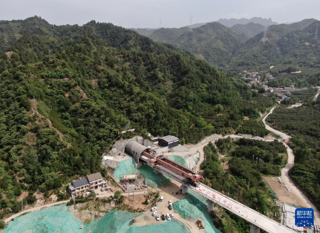 西十高铁全线完成箱梁架设 西十高铁全线完成箱梁架设