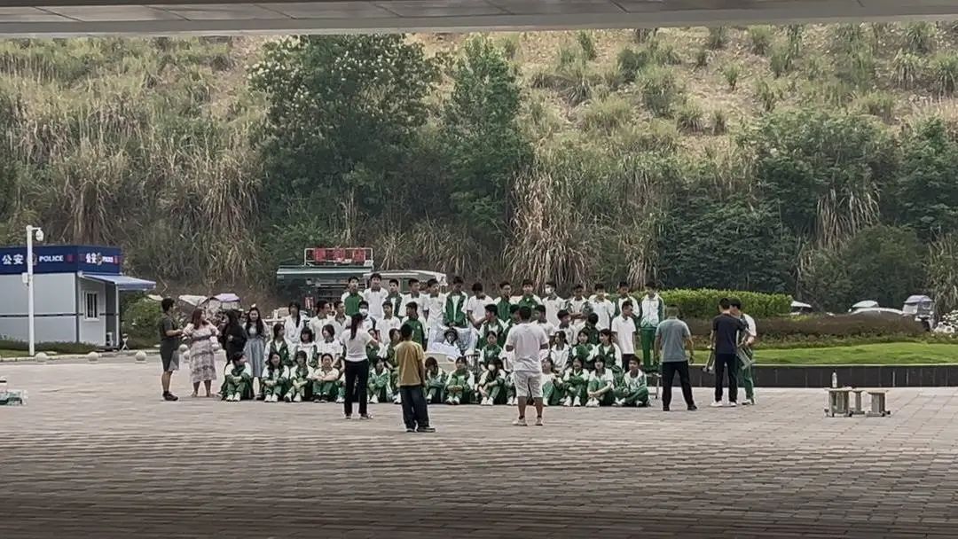 初三男生病重，全班同学赶到医院，拍下了这张特殊的毕业照