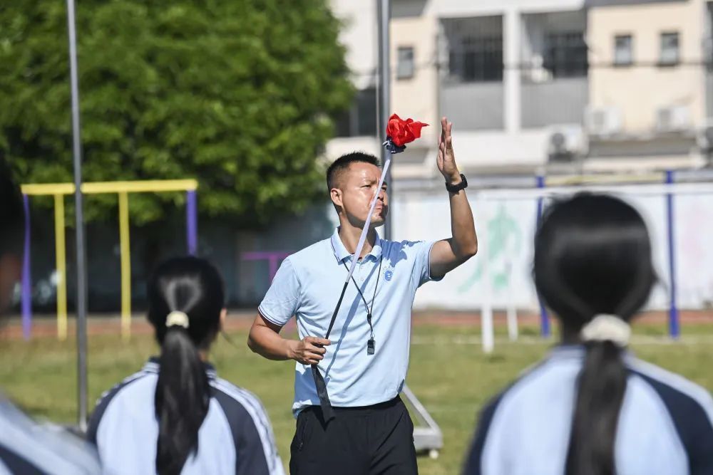 抛绣球的不一定是新娘，还可能是中考考生！