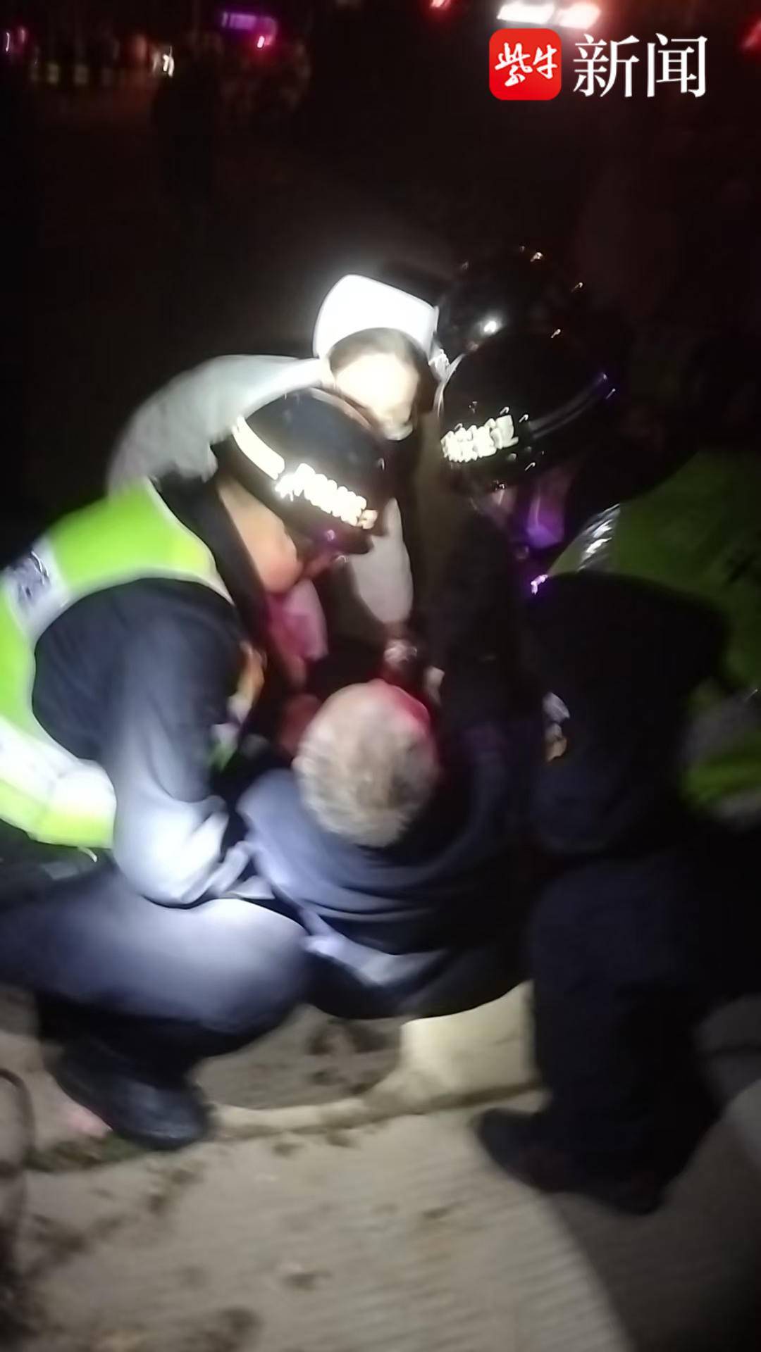 老人不慎落水拼命挣扎呼救，千钧一发之际，巡逻队员赶到