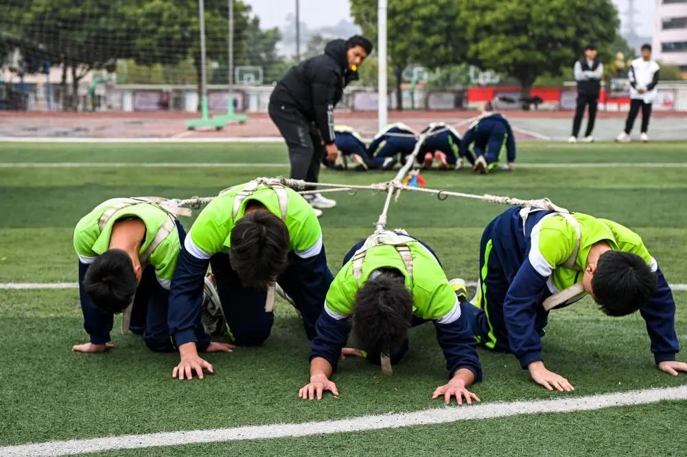 抛绣球的不一定是新娘，还可能是中考考生！
