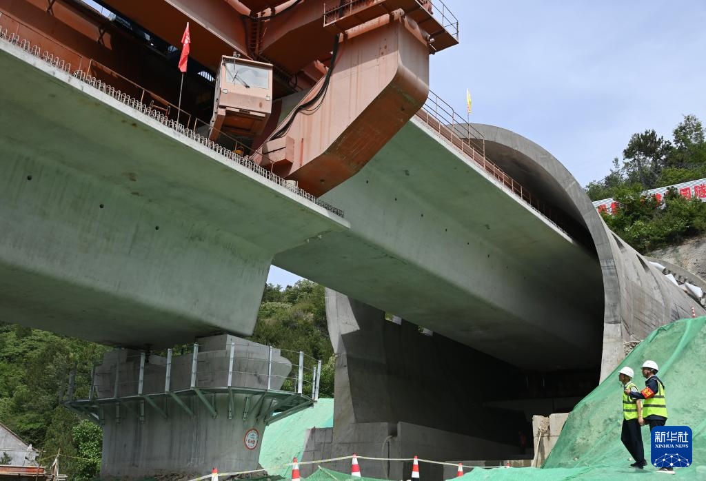 西十高铁全线完成箱梁架设 西十高铁全线完成箱梁架设