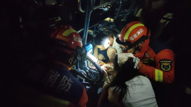 厦门一男孩紧急送医!四根手指差点被蒸屉“咬”断 厦门一男孩紧急送医!四根手指差点被蒸屉“咬”断