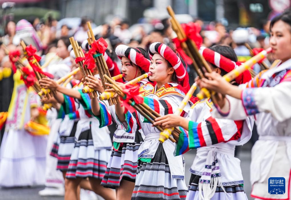 贵州举行民族团结大巡游活动