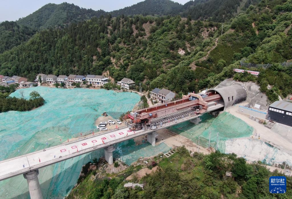 西十高铁全线完成箱梁架设 西十高铁全线完成箱梁架设