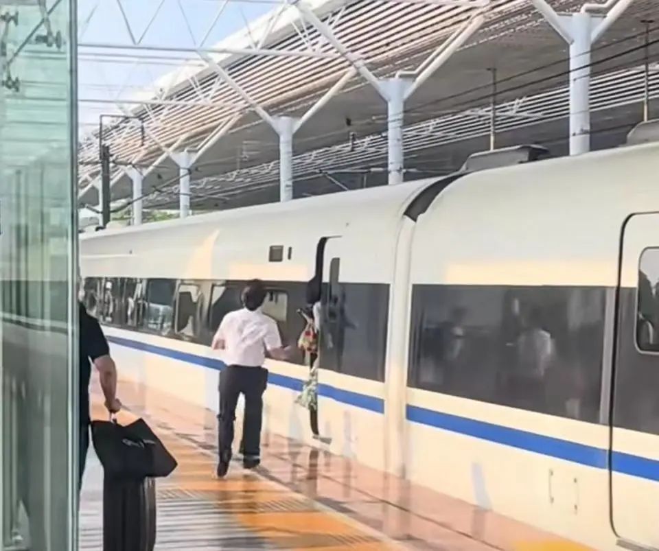 惊险!高铁启动时一女子突然冲出被列车门夹住,官方通报 惊险!高铁启动时一女子突然冲出被列车门夹住,官方通报
