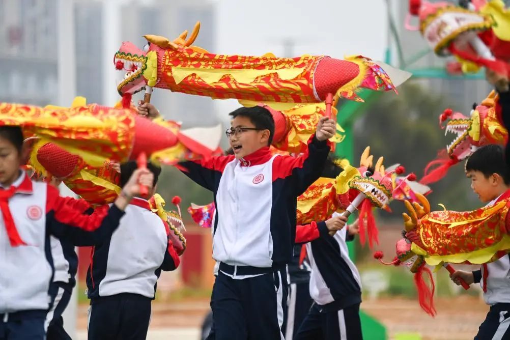 抛绣球的不一定是新娘，还可能是中考考生！