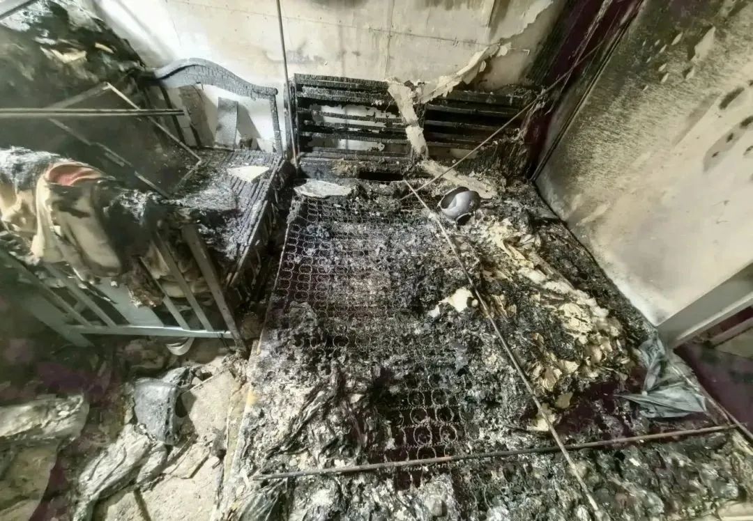 又一起!男子家卧室烧光!快拔掉这根充电线→ 又一起!男子家卧室烧光!快拔掉这根充电线→