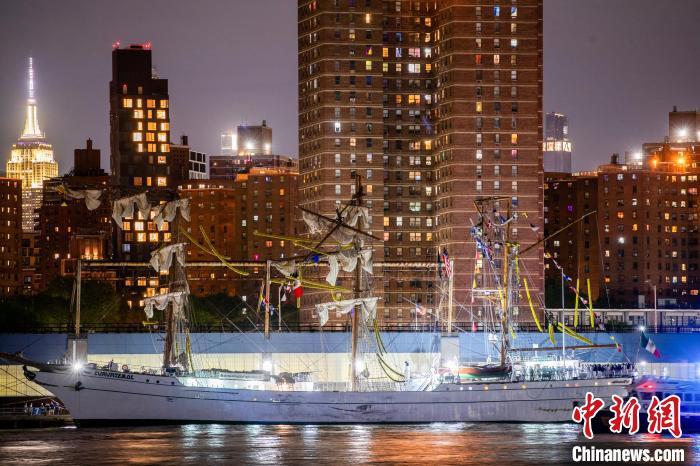 墨西哥海军帆船撞上纽约布鲁克林大桥致2死17伤 墨西哥海军帆船撞上纽约布鲁克林大桥致2死17伤