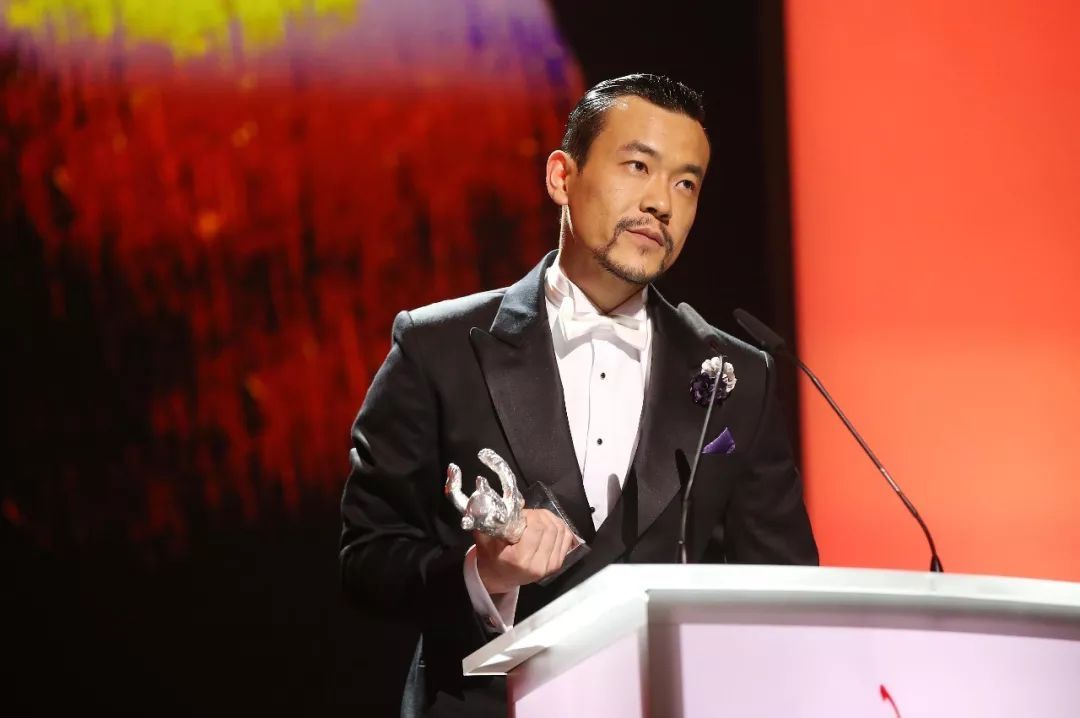 "19年,只为找一个人..."最低调影帝让网友沸腾:不愧是他! "19年,只为找一个人..."最低调影帝让网友沸腾:不愧是他!