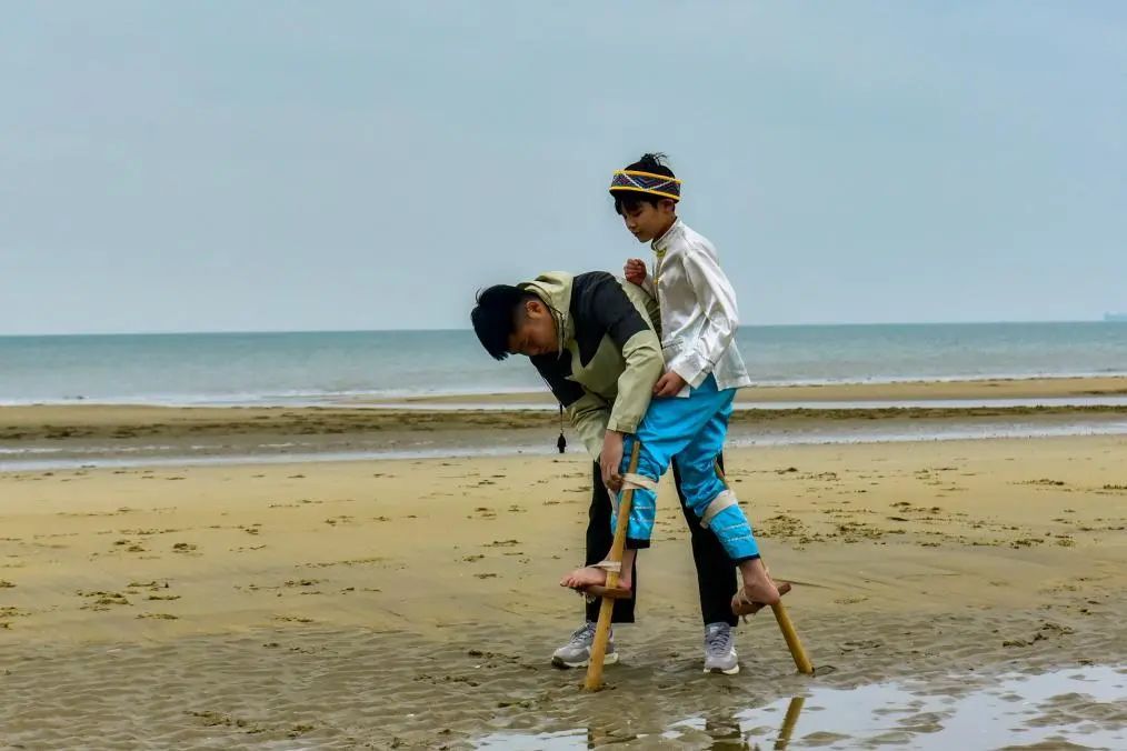 抛绣球的不一定是新娘，还可能是中考考生！