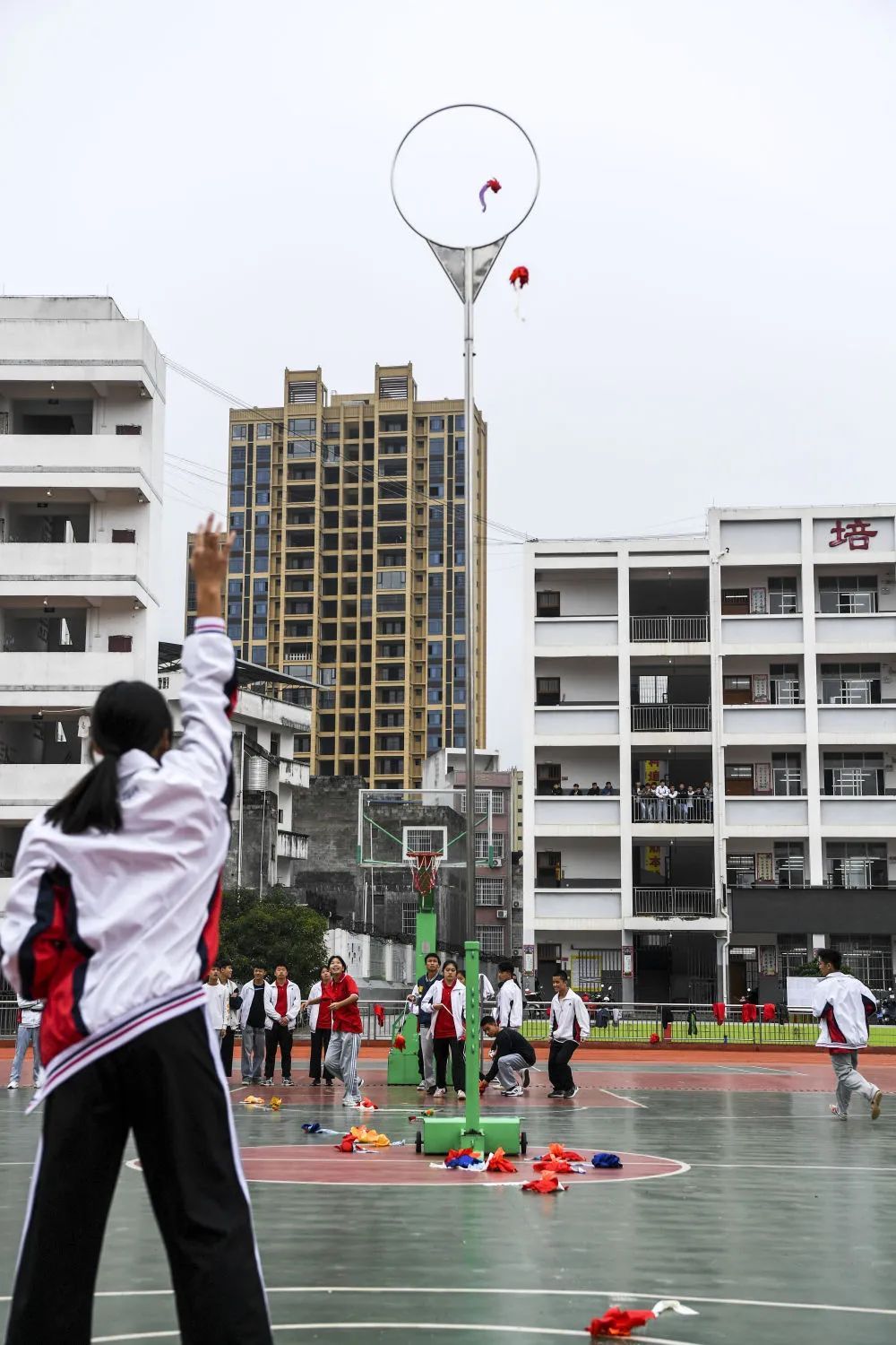 抛绣球的不一定是新娘，还可能是中考考生！