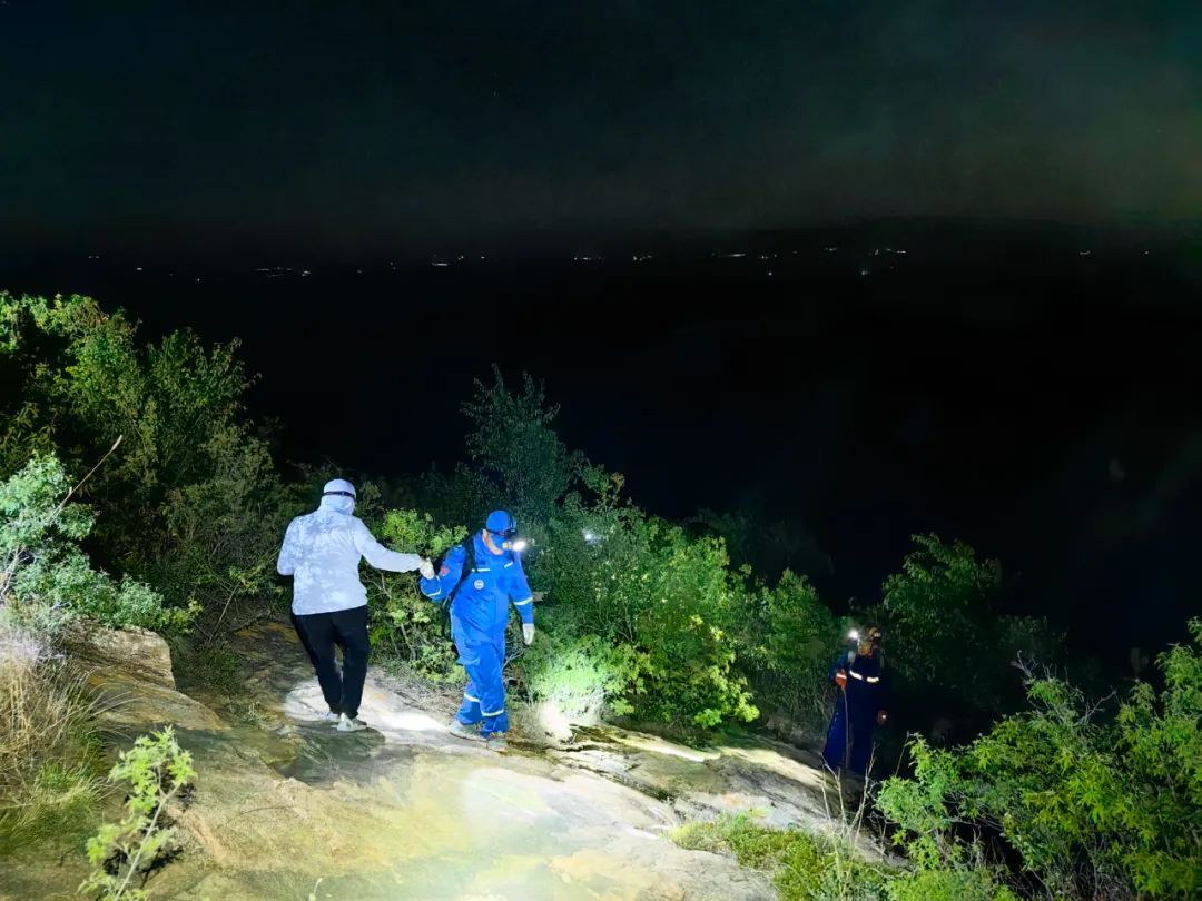 两女子登野山被困，北京密云消防连夜搜救