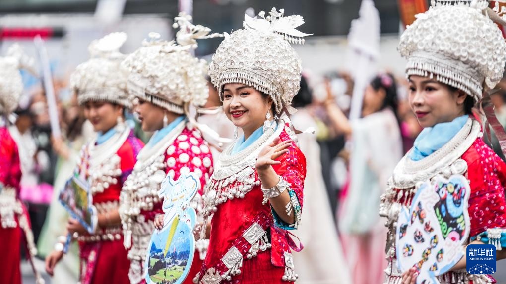 贵州举行民族团结大巡游活动