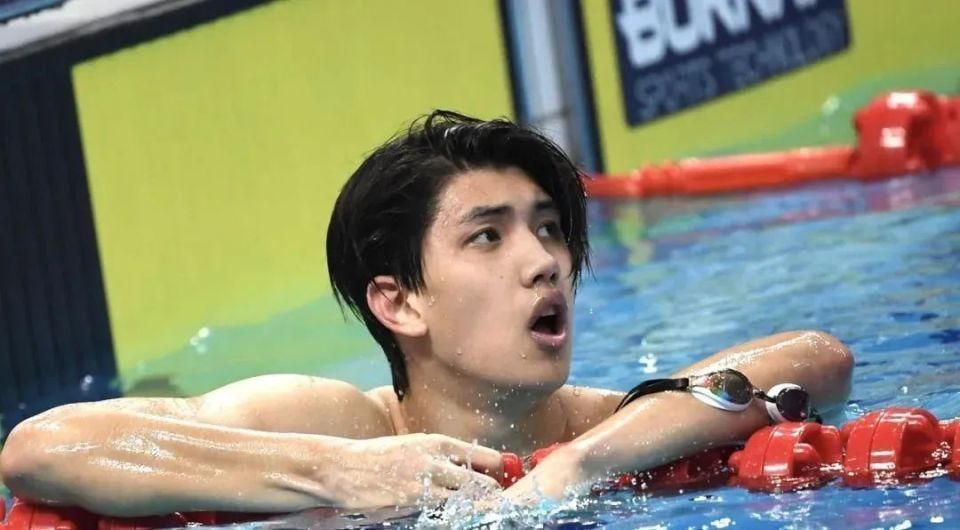 热搜第一!孙杨赛后久久不忍离去,相差13岁的他们顶峰相会 热搜第一!孙杨赛后久久不忍离去,相差13岁的他们顶峰相会