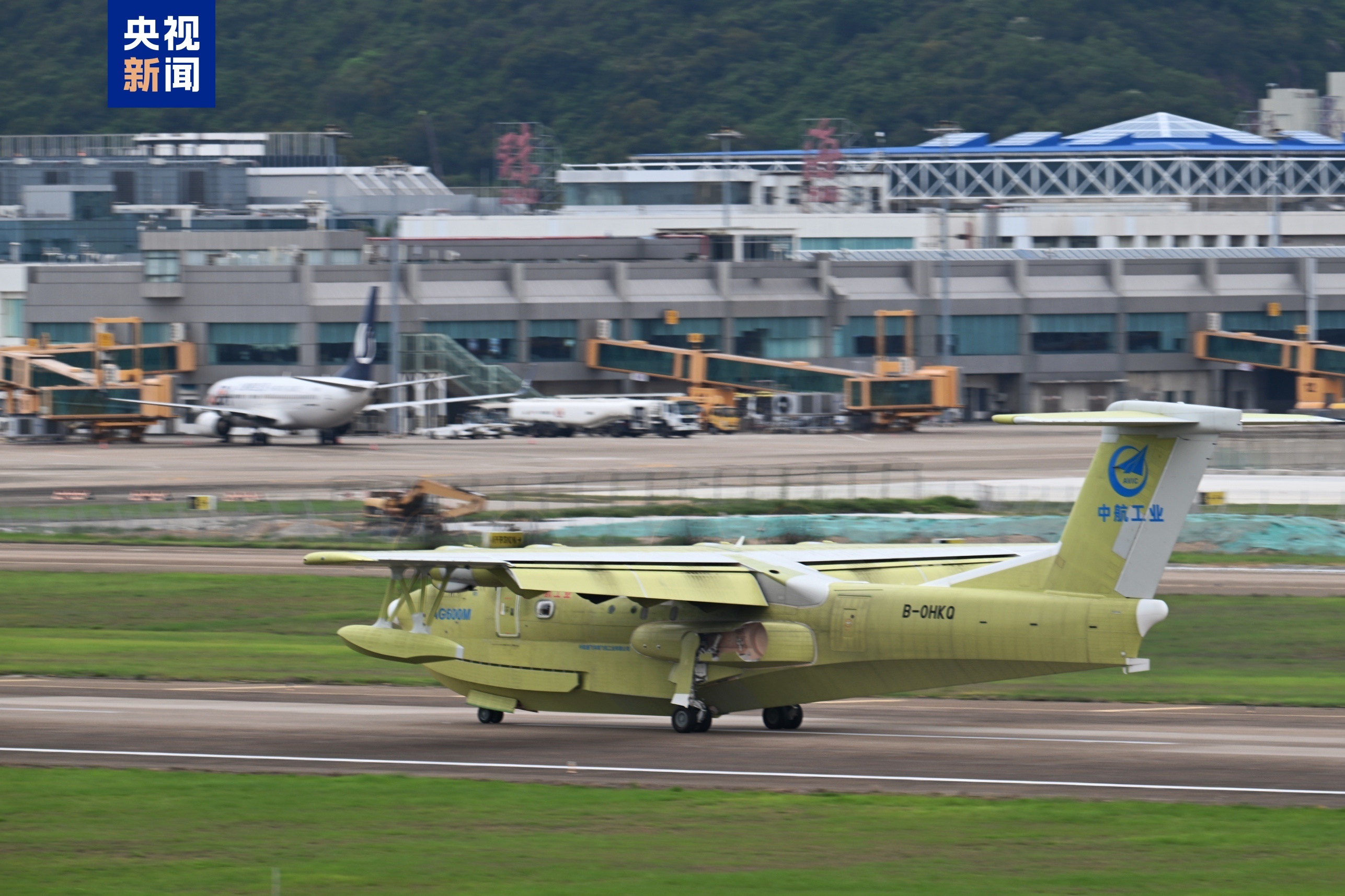 AG600“鲲龙”批生产首架机完成生产试飞