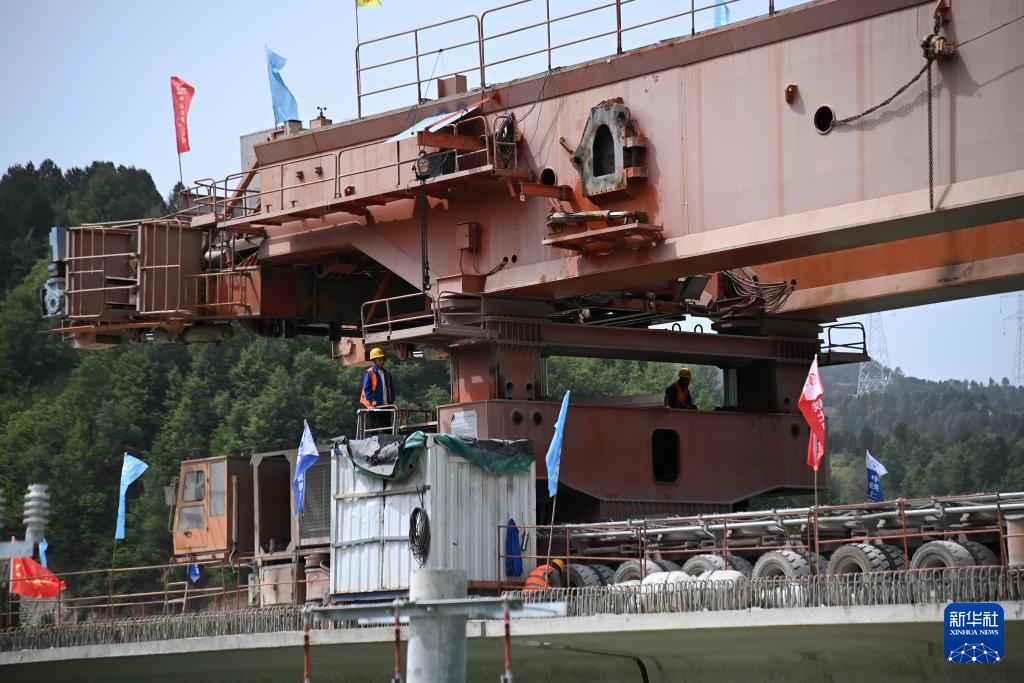 西十高铁全线完成箱梁架设 西十高铁全线完成箱梁架设