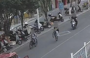 “翘头”耍帅?两少年骑车翘头逆行,交警、家长、学校联手教育 “翘头”耍帅?两少年骑车翘头逆行,交警、家长、学校联手教育