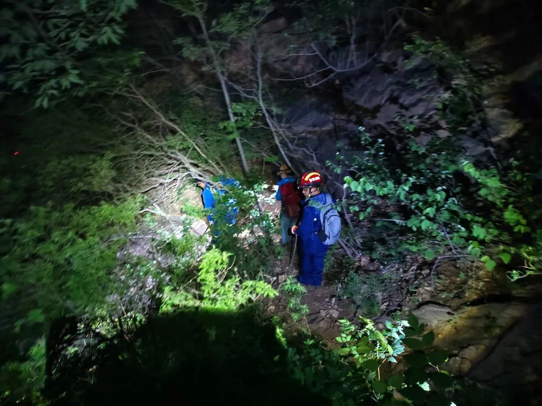 两女子登野山被困，北京密云消防连夜搜救