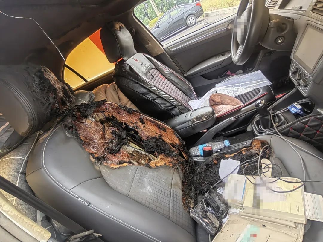 高温下的隐形“炸弹”!这些东西千万别放在车内→ 高温下的隐形“炸弹”!这些东西千万别放在车内→