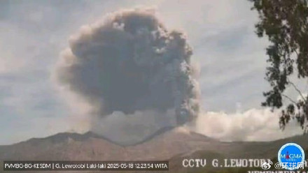 印尼勒沃托比火山发生喷发 火山灰柱高达3000米